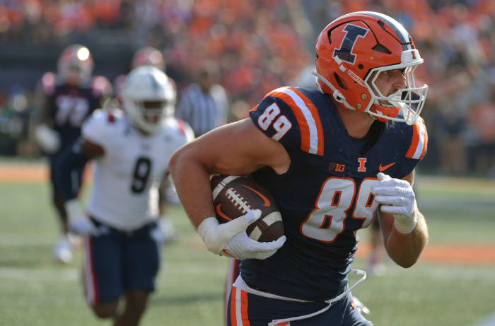Sep 23, 2023; Champaign, Illinois, USA; Illinois Fighting Illini tight end Tip Reiman (89) makes a catch during the first half against the FL Atlantic Owls at Memorial Stadium. Mandatory Credit: Ron Johnson-USA TODAY Sports